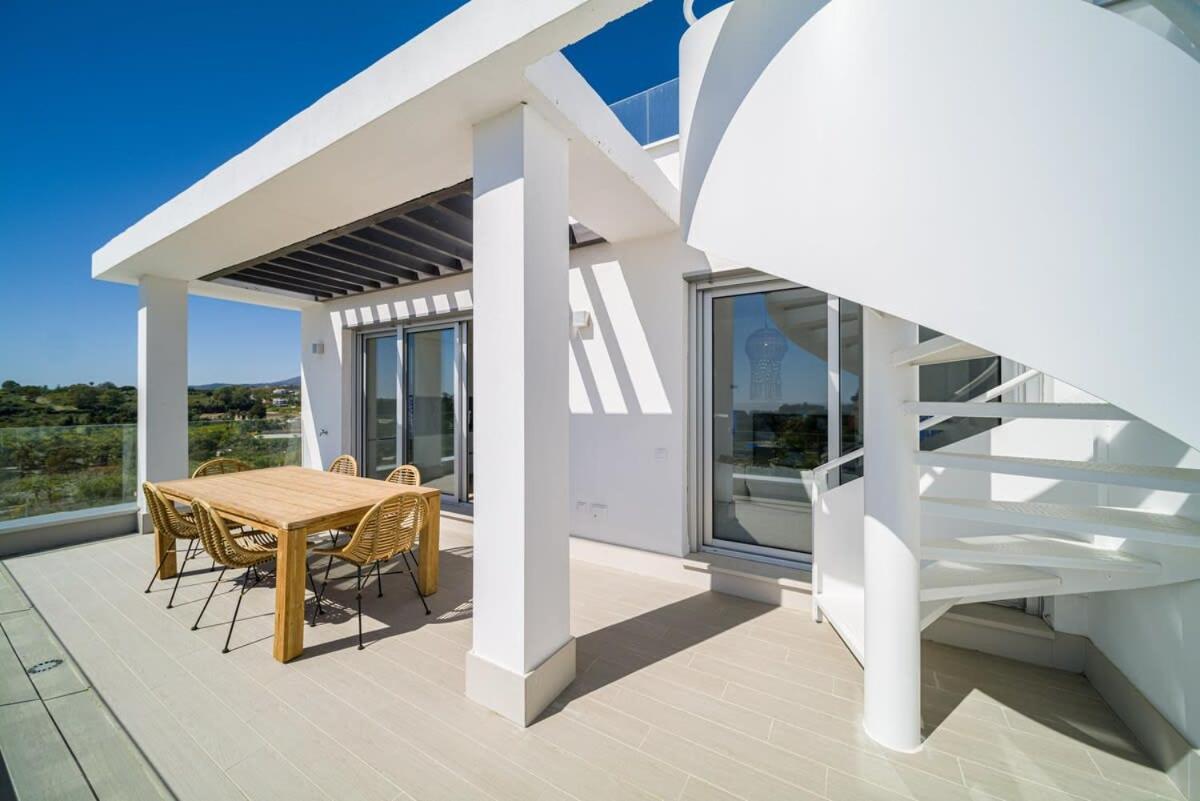 Dom wakacyjny Contemporary Penthouse Sunset + Sea View Parking